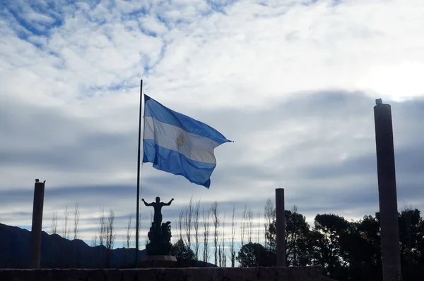 Σημαία Αργεντινής Κοντά Μνημείο Βρίσκεται Ένα Πάρκο Σαν Λουίς Αργεντινή — Φωτογραφία Αρχείου