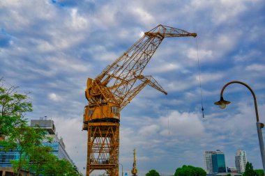   Puerto Madero, Buenos Aires, Arjantin 'deki eski renkli kargo vinci.                    