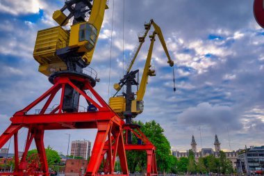 Puerto Madero, Buenos Aires, Arjantin 'deki eski renkli kargo vinçleri