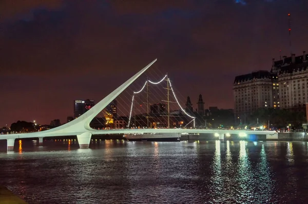 プエルトマデロの都市景観 ブエノスアイレス アルゼンチン 夜には Puente Mujer の橋を見て撮影 — ストック写真