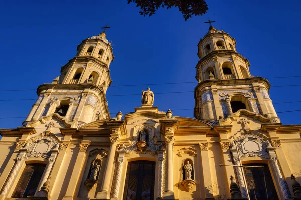日落时 圣佩德罗冈萨雷斯Telmo教堂的前景 位于阿根廷布宜诺斯艾利斯市San Telmo — 图库照片