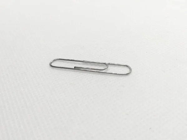 Clipe Papel Metal Isolado Sobre Uma Superfície Branca — Fotografia de Stock