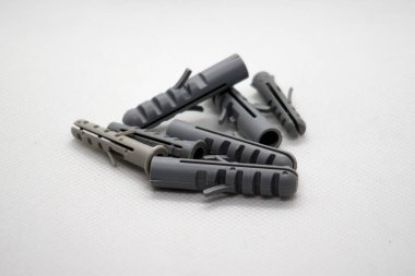 Beyaz bir yüzey üzerindeki bir grup plastik duvarın yakın görüntüsü