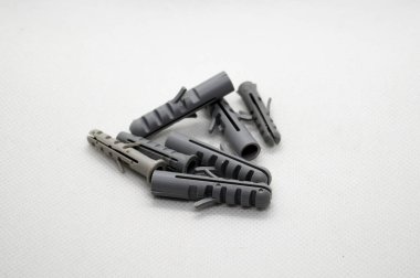 Beyaz bir yüzey üzerindeki bir grup plastik duvarın yakın görüntüsü