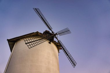  Tandil, Buenos Aires, Arjantin 'deki bir tepenin üzerinde bulunan eski bir yel değirmeni.