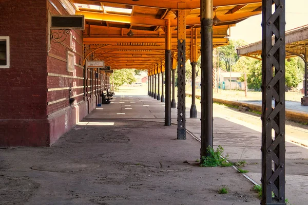 부에노스아이레스 탄딜에 다채롭고 버려진 기차역 — 스톡 사진