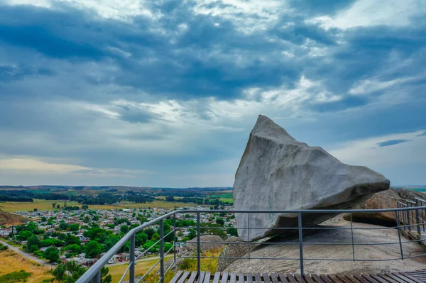  Tandil hareket eden taş, Arjantin 'in Tandil kenti yakınlarında tipik bir dönüm noktası.     