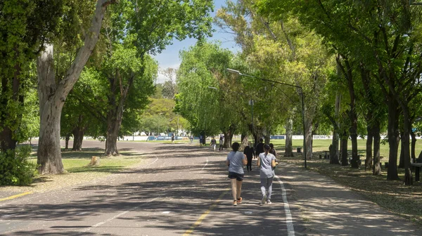 Gente Caminando Bicicleta Corriendo Parque Eva Perón Tomado Una Cálida —  Fotos de Stock