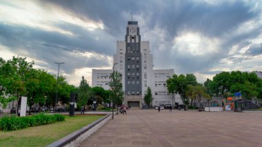 Lomas de Zamora belediye binasının önü. Bulutlu bir sabahta parkın karşısından alındı.