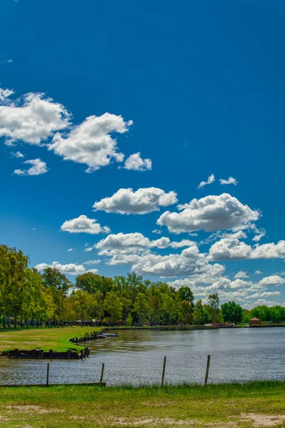 Landschaft Des Lobos Sees Einem Warmen Frühlingsmorgen Unter Blauem Himmel — Stockfoto