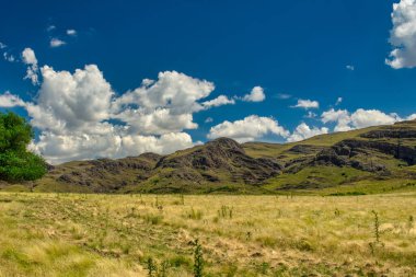 Sierra de la Ventana bölgesindeki dağ manzarası. Bir yaz sabahı gökyüzünün altında birkaç beyaz bulutla çekildi.