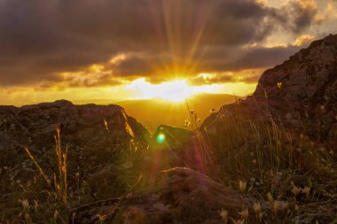 Ceferino tepesinden gün batımı, Sierra de la Ventana. Kayalık zeminden alınıp güneşe bakılıyor