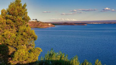 El chocon manzarası, Neuquen bölgesi, Arjantin. Sıcak bir yaz günü sahilden çekildi.