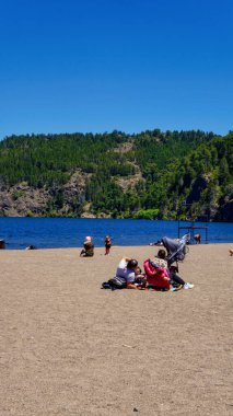  İnsanlar San Martin de los Andes, Neuquen plajında sıcak bir yaz sabahının keyfini çıkarıyorlar.