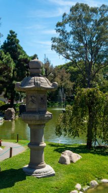  Bir parktaki Japon taş lambasının yakın görüntüsü.