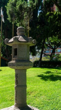 Bir parktaki Japon taş lambasının yakın görüntüsü.