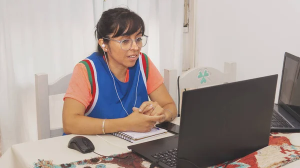 Sanal sınıftaki genç öğretmen.