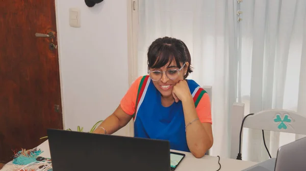 Sanal sınıftaki genç öğretmen.