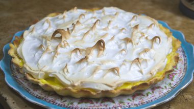 Ev yapımı limonlu pastaya yakından bak.