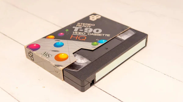 Vista Vicino Vecchio Nastro Vhs Parzialmente Fuori Dalla Custodia Colorata — Foto Stock