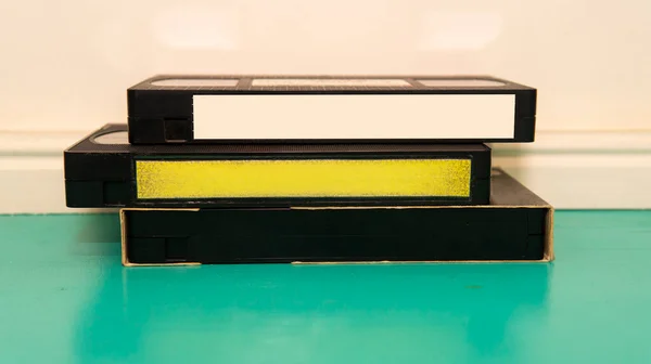 Une Pile Trois Bandes Vhs Sur Une Surface Bois Cyan — Photo