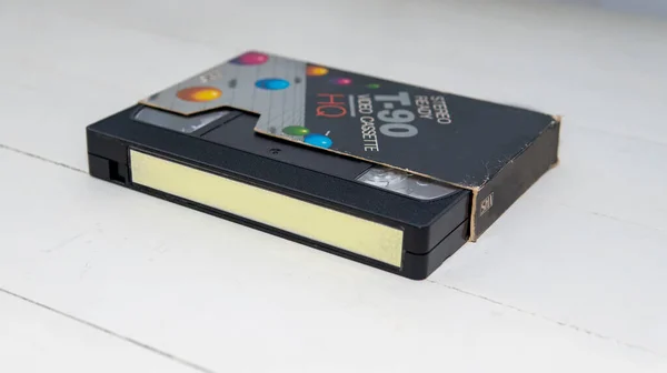 Vue Rapprochée Vieux Ruban Vhs Partiellement Dehors Boîtier Coloré Avec — Photo