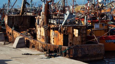  Mar del Plata limanında eski renkli balıkçı tekneleri                            