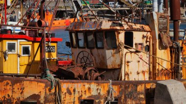Mar del Plata limanında eski renkli balıkçı tekneleri                            