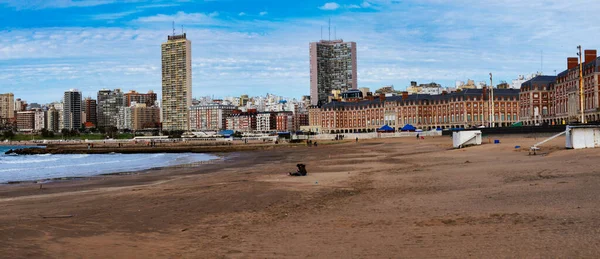 Pessoas Desfrutando Uma Tarde Fria Inverno Praia Mar Del Plata — Fotografia de Stock