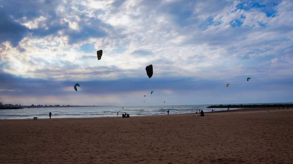 Persone Che Praticano Kitesurf Inverno Freddo Mar Del Plata — Foto Stock