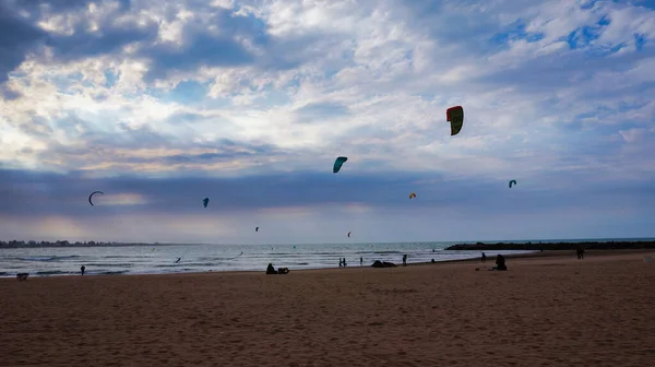 Persone Che Praticano Kitesurf Inverno Freddo Mar Del Plata — Foto Stock