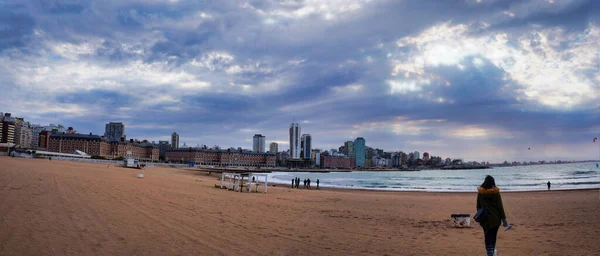 Ludzie Cieszący Się Zimowym Popołudniem Plaży Mar Del Plata — Zdjęcie stockowe