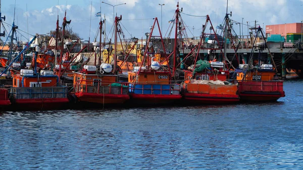 Παλιά Πολύχρωμα Αλιευτικά Σκάφη Στο Λιμάνι Mar Del Plata Φωτογραφία Αρχείου