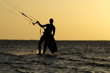 Gün batımında yürüyüş Kitesurfer kızlar siluet