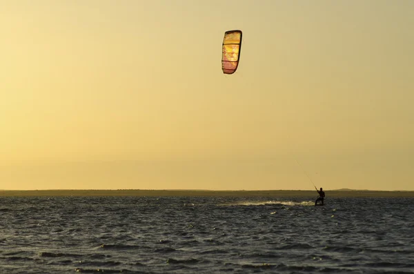 Gün batımında at binme Kitesurfer — Stok fotoğraf