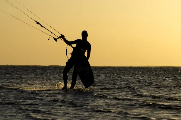 夕日を歩いて Kitesurfer 女の子シルエット — ストック写真