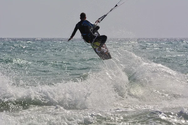 Kiter siluet atlama bir dalga üzerinde — Stok fotoğraf