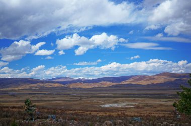 Kümülüs bulutları engin vadi ve tepelerin üzerinde