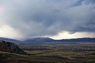 Vadinin üzerindeki yağmurlu bulutların manzarası