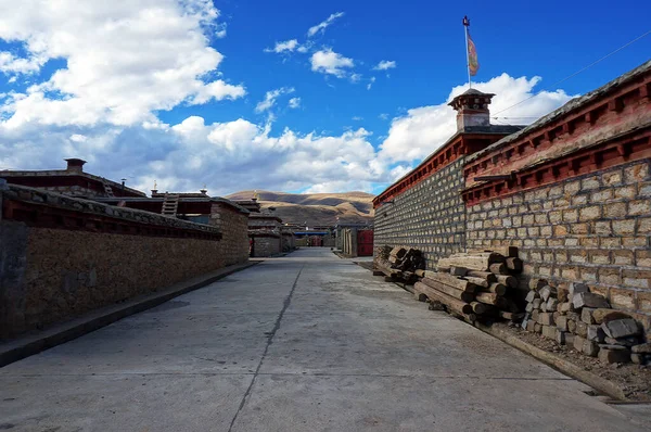 Tibet köyünün arka sokağında