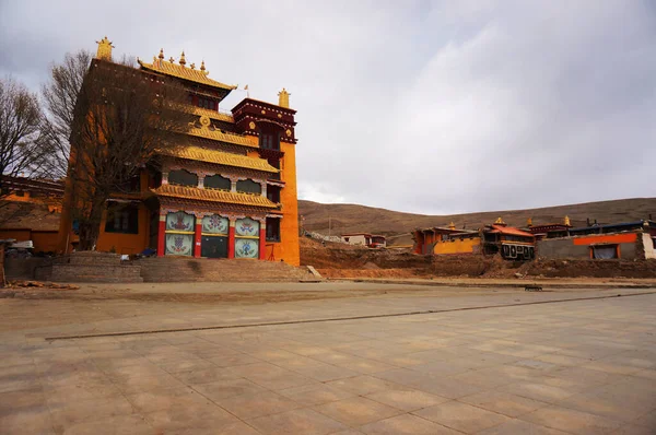 Köy meydanında altın çatılı turuncu Çin binası