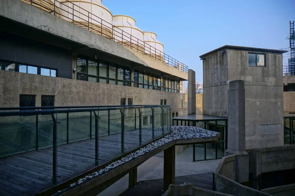 Boş modern bahçe. Çatıdaki su varilleri.