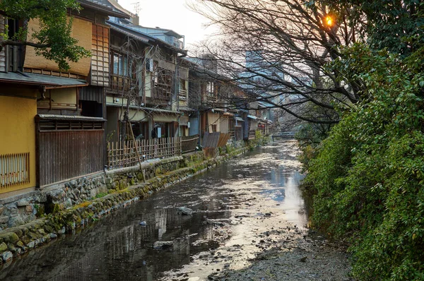 İki depolanmış Japon evi ve nehir kenar mahallelerde.   
