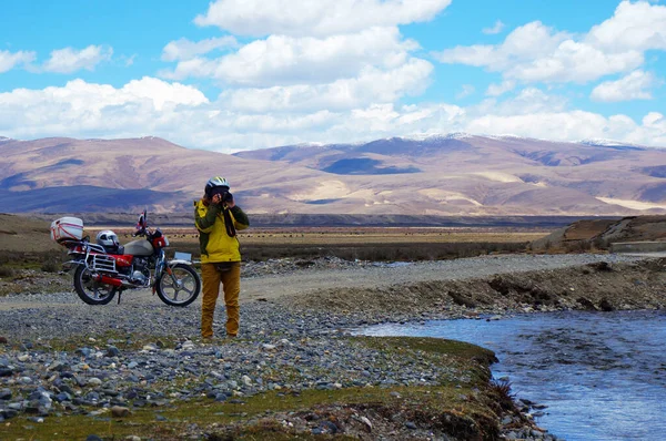 Tourist Rural Road Takes Picture River Gravel Road Brown Hills — Stock Photo, Image