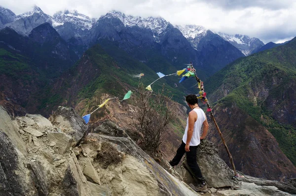 Bir adam kayalıklardan geçiyor. 