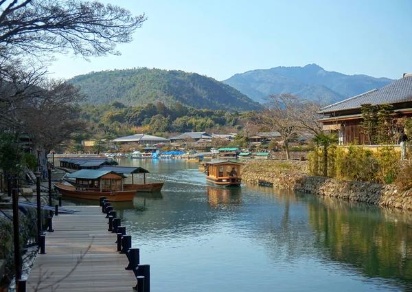 Nehir manzarası, Japonya 'da boş armut ve dağlar. Sudaki ahşap çatılı tekneler      