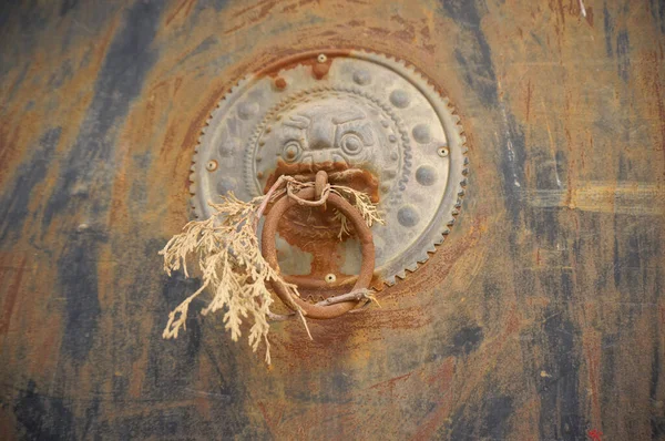 Tibet 'teki paslı metalik kapıya yakın çekim