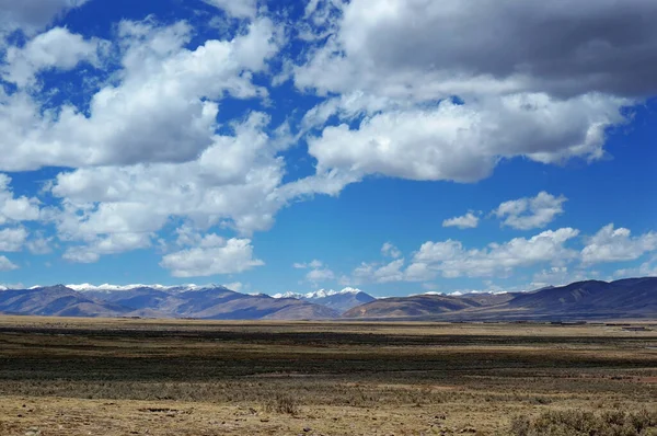 Bulutların ve vadinin manzarası
