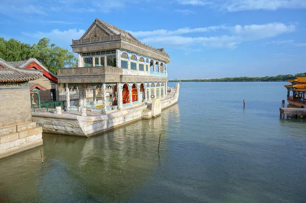 Çin usulü, gölde oymalar olan taştan bir tekne.