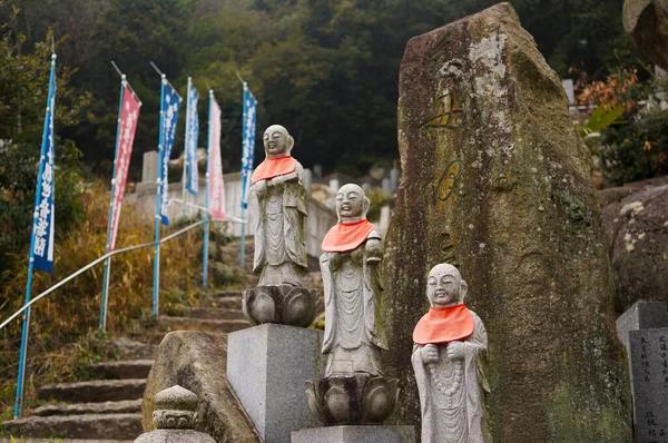 Heykellerin olduğu taş merdivenlerin manzarası var. Tapınağa giden yol. 
